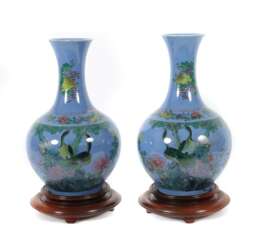 Vasenpaar China, wohl 19. Jh., Porzellan blau glasiert, die…