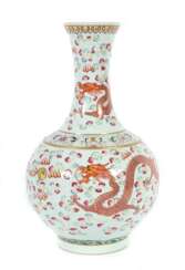 Famille rose-Vase China, wohl 20. Jh., Porzellan, glasiert u…