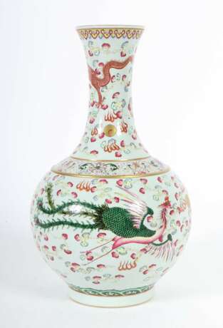 Famille rose-Vase China, wohl 20. Jh., Porzellan, glasiert u… - фото 2