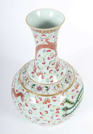 Famille rose-Vase China, wohl 20. Jh., Porzellan, glasiert u… - фото 3