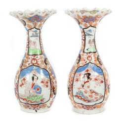 Paar Vasen mit gewellter Mündung China, wohl 20. Jh., Porzel…
