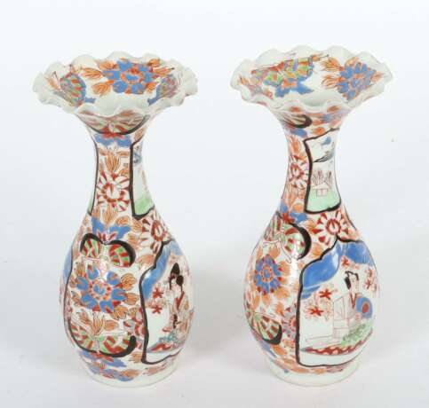 Paar Vasen mit gewellter Mündung China, wohl 20. Jh., Porzel… - Foto 2