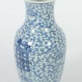 Vase im Blau-weiß-Dekor China, um 1900, Porzellan, balusterf… - фото 2