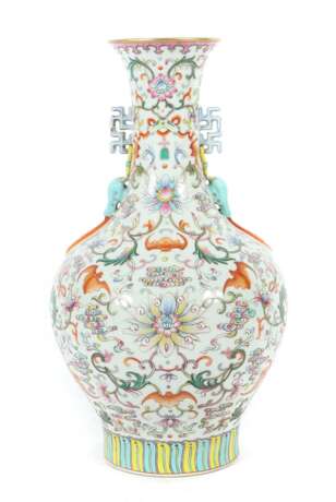 Famille rose-Vase mit ''Lotus''-Dekor China, wohl 20. Jh., P… - photo 1