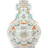 Famille rose-Vase mit ''Lotus''-Dekor China, wohl 20. Jh., P… - фото 1