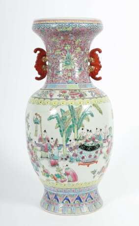 Bodenvase mit figürlichem Dekor China, wohl 20. Jh., Porzell… - photo 3