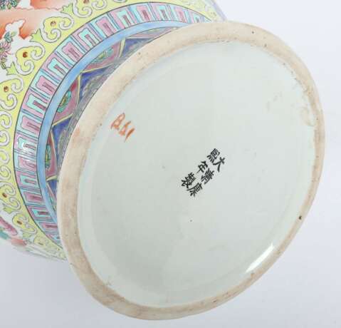 Bodenvase mit figürlichem Dekor China, wohl 20. Jh., Porzell… - photo 4