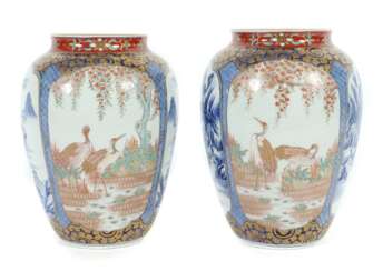 Paar Vasen mit polychromer Malerei China, wohl 20. Jh., Porz…
