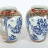 Paar Vasen mit polychromer Malerei China, wohl 20. Jh., Porz… - фото 2