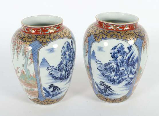Paar Vasen mit polychromer Malerei China, wohl 20. Jh., Porz… - photo 2