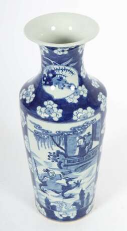 Vase mit Blaumalerei China, 19./20. Jh., Porzellan glasiert,… - Foto 2