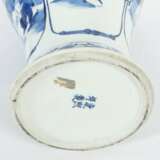 Asiatische Deckelvase mit Blaumalerei 19./20. Jh., Porzellan… - фото 3