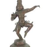 Krishna, tanzend Südindien, 19./20. Jh., Bronze patiniert, d… - фото 1