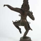 Krishna, tanzend Südindien, 19./20. Jh., Bronze patiniert, d… - photo 2