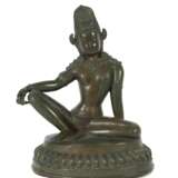 Indra, sitzend Nepal/Indien, wohl Mitte 20. Jh., Bronze pati… - photo 1