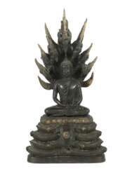 Naga schützt den Buddha Gautama Indien, 19./20. Jh., Bronze…