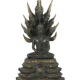 Naga schützt den Buddha Gautama Indien, 19./20. Jh., Bronze… - Foto 1