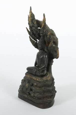 Naga schützt den Buddha Gautama Indien, 19./20. Jh., Bronze… - Foto 2