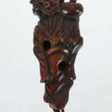 Netsuke Japan, 19./20. Jh., Holz geschnitzt, Wanderer, auf d… - Foto 2