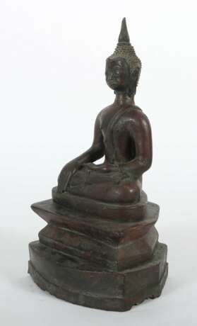Lanna-Buddha Thailand, 19./20. Jh., Bronze patiniert, auf Th… - фото 2