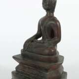 Lanna-Buddha Thailand, 19./20. Jh., Bronze patiniert, auf Th… - photo 2
