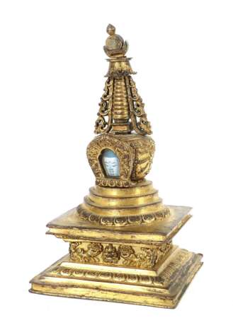 Stupa Tibet, 19. Jh., Bronze vergoldet, quadratischer Sockel… - photo 1