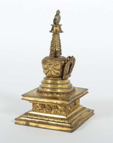 Stupa Tibet, 19. Jh., Bronze vergoldet, quadratischer Sockel… - photo 2