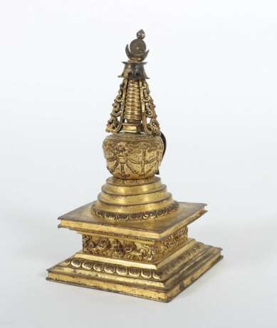 Stupa Tibet, 19. Jh., Bronze vergoldet, quadratischer Sockel… - photo 3