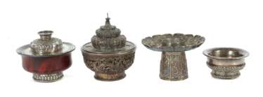 3 Teeschalen und Teeständer Tibet, um 1900, Silber und Holz,…
