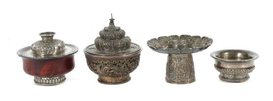 3 Teeschalen und Teeständer Tibet, um 1900, Silber und Holz,… - photo 1