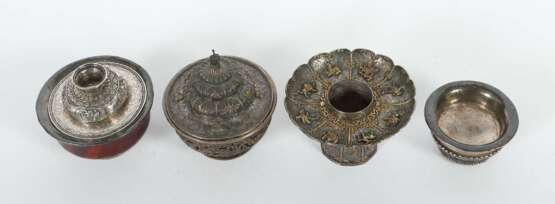 3 Teeschalen und Teeständer Tibet, um 1900, Silber und Holz,… - Foto 2
