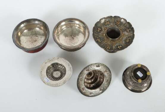 3 Teeschalen und Teeständer Tibet, um 1900, Silber und Holz,… - photo 3