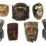 Konvolut aus sieben Masken 20. Jh., 5x Holz (tlw. bemalt) un… - Foto 1