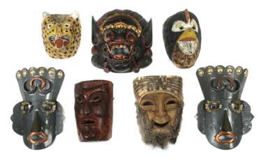 Konvolut aus sieben Masken 20. Jh., 5x Holz (tlw. bemalt) un…