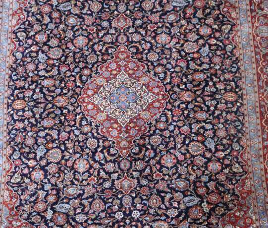 Signierter Medaillonteppich Persien, Wolle auf Baumwolle, si… - photo 2