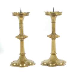 Paar einflammige Kerzenleuchter um 1800, Bronze, sechspassig…