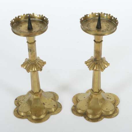 Paar einflammige Kerzenleuchter um 1800, Bronze, sechspassig… - photo 2
