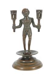 Figürlicher Leuchter 19. Jh., Bronze, runder Stand, die voll…