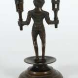 Figürlicher Leuchter 19. Jh., Bronze, runder Stand, die voll… - Foto 2