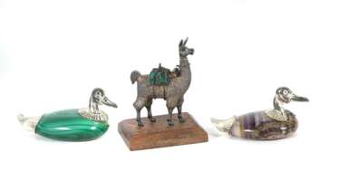Lama und 2 Enten 2. Hälfte 20. Jh., Lama, Silber auf Holzsoc…