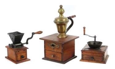 3 variierende Kaffeemühlen 19. Jh./um 1900, Holz/Messing/Eis…
