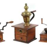 3 variierende Kaffeemühlen 19. Jh./um 1900, Holz/Messing/Eis… - фото 1