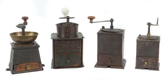 4 variierende Kaffeemühlen 1x Emlek, 19. Jh./um 1900, Gussei… - photo 1