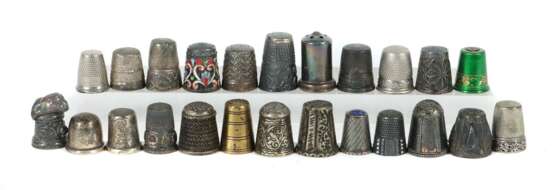 Sammlung Fingerhüte Silber/variierende Metalle, 24 in Größe… - фото 1