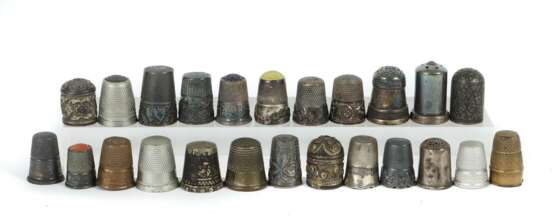 Sammlung Fingerhüte Silber/variierende Metalle, 24 in Größe… - photo 1