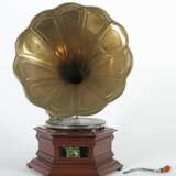 Trichtergrammophon ''His Master's Voice'' um 1915, hexagonal… - фото 3