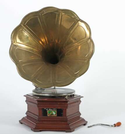 Trichtergrammophon ''His Master's Voice'' um 1915, hexagonal… - фото 3