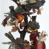 Paar Dioramen mit Vögeln um 1900, runde Holzsockel und farbl… - photo 3
