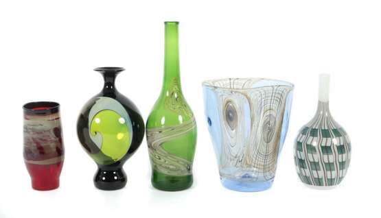 5 variierende Vasen 2. H. 20. Jh., unterschiedlich eingefärb… - photo 1