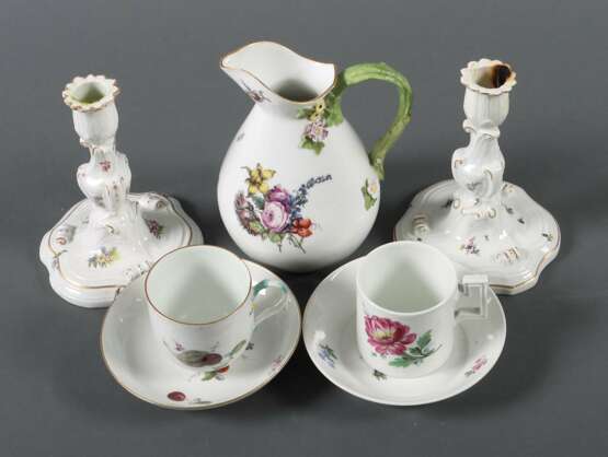 7 Meissen-Teile mit Floraldekor Ca. 1740-1850, Porzellan, gl… - photo 2